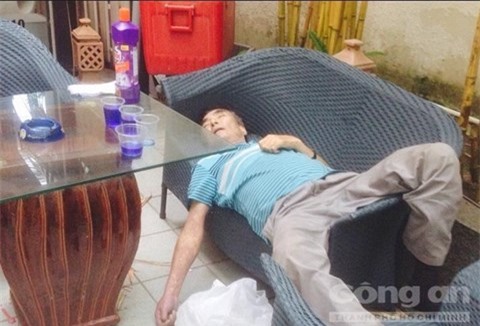 Người đàn ông nằm chết bất thường trong quán cà phê ở Sài Gòn