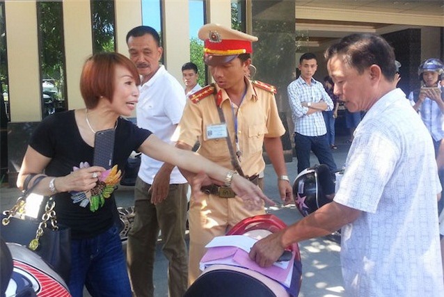 Nữ tài xế phóng xe bỏ chạy, quay phim “dọa” cảnh sát