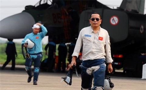 Thăng quân hàm cho phi công Su-30MK2 Trần Quang Khải