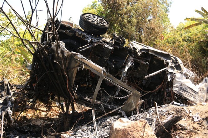 Xe bốc cháy ngùn ngụt, 5 người thoát chết trong gang tấc