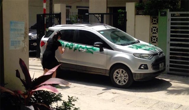 Bị ôtô chắn trước cửa nhà, người phụ nữ xịt sơn "cảnh cáo"