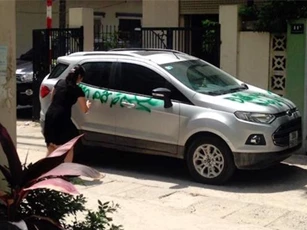 Bị ôtô chắn trước cửa nhà, người phụ nữ xịt sơn "cảnh cáo"