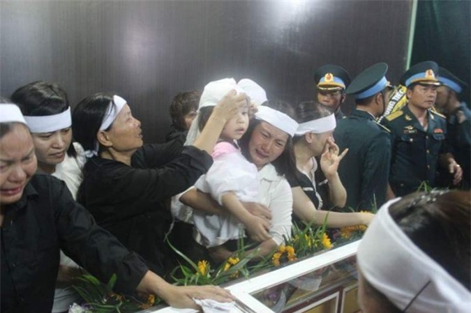 Con gái phi công Trần Quang Khải ngác ngơ bên linh cữu bố