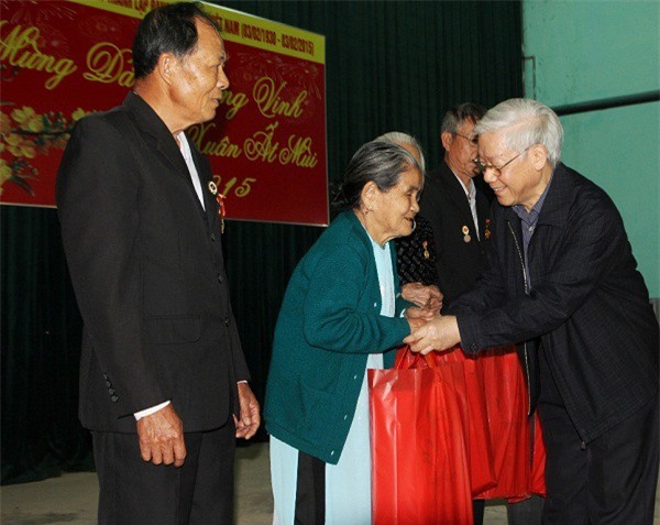 Gần 400 tỷ đồng tặng quà cho người có công