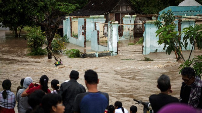 Lũ lụt, lở đất ở Indonesia làm 50 người chết và mất tích