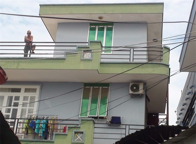 Người đàn ông bị thang máy tự chế kẹp vào cổ đến chết