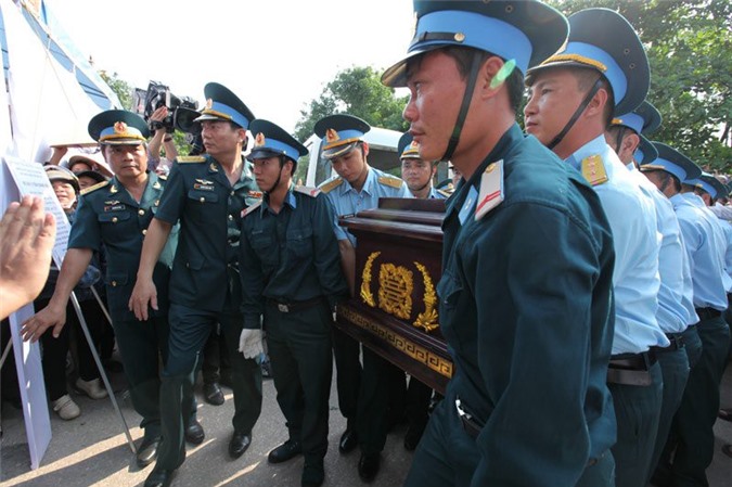 Những "dòng lệ" nóng đón phi công Trần Quang Khải về quê mẹ