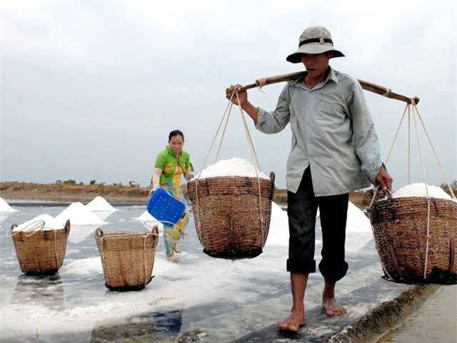 Phó Thủ tướng chỉ đạo mua tạm trữ muối "cứu" diêm dân