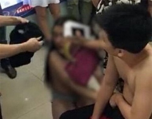 Sốc: Cô gái cởi hết quần áo khi mua phải iPhone 6S rởm