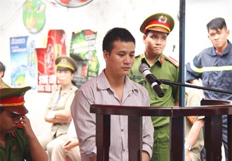 Bị cự tuyệt "mây mưa", chồng cầm dao đâm chết vợ