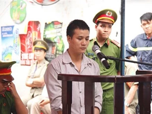 Bị cự tuyệt "mây mưa", chồng cầm dao đâm chết vợ