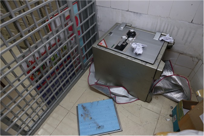 Bình Dương: Trộm đục két sắt nhà sách, "cuỗm" gần 200 triệu đồng