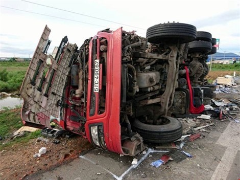 Bình Thuận: Tai nạn thảm khốc giữa xe container và xe tải, 3 người chết