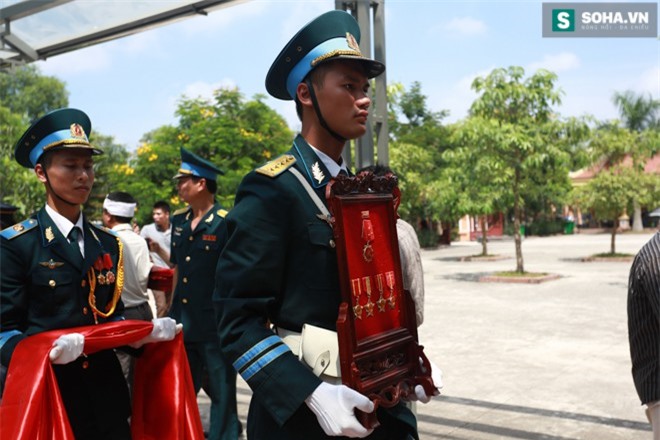 Người thân cạn nước mắt trong lễ hỏa táng Đại tá Trần Quang Khải