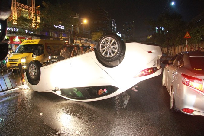 Nữ tài xế hoảng loạn bò ra ngoài chiếc ôtô bị lật giữa đường