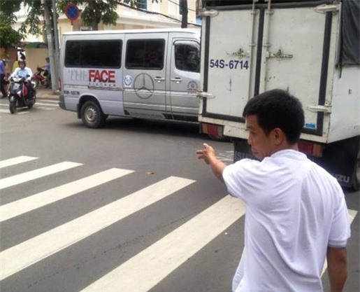 Ô tô gắn logo "The Face Việt Nam" húc xe máy, 3 ông cháu văng lề đường