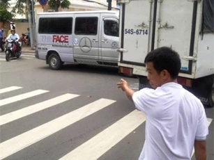 Ô tô gắn logo "The Face Việt Nam" húc xe máy, 3 ông cháu văng lề đường