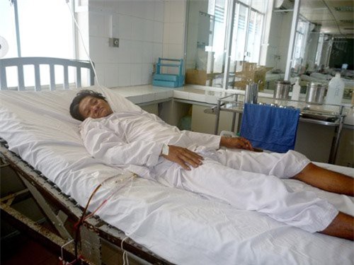 Côn đồ xông vào nhà hành hung con, đâm thủng bụng cha