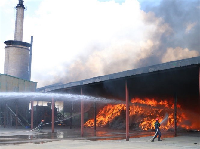 Lửa cháy dữ dội tại kho nhà máy xử lý rác thải 