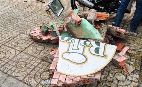 Thoát chết trong gang tấc vì mảng tường tiệm bánh bất ngờ đổ sập