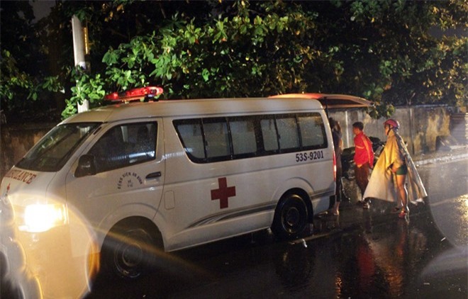 TP. HCM: Xe máy tông trực diện xe tải, nam sinh chết thảm trong mưa