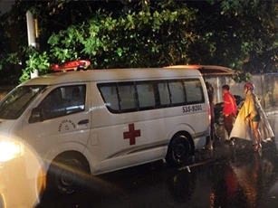 TP. HCM: Xe máy tông trực diện xe tải, nam sinh chết thảm trong mưa