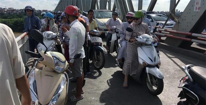 Bàng hoàng cô gái gieo mình xuống sông Hồng tự tử