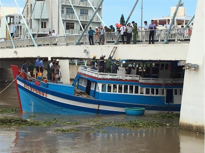 Chưa giải cứu được tàu cá mắc kẹt dưới cầu Lê Hồng Phong