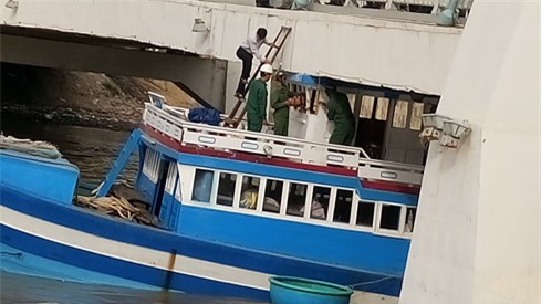 Đang giải cứu tàu cá mắc kẹt dưới cầu Lê Hồng Phong