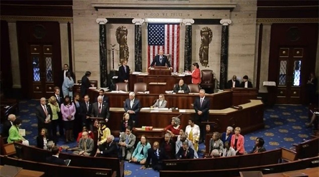 Quốc hội Mỹ lại dậy sóng vì "biểu tình ngồi" đòi kiểm soát súng đạn