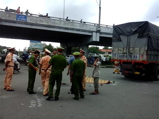 Xe tải cuốn xe máy vào gầm, 2 người thương vong