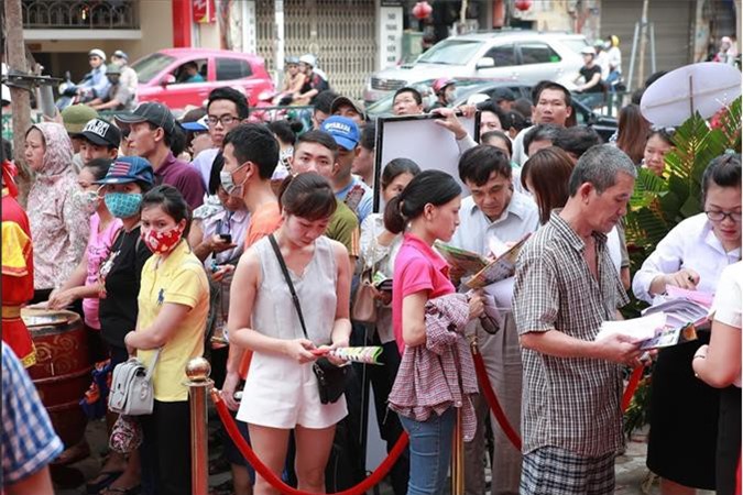 Biển người đội nắng xếp hàng chờ mua hàng điện máy dịp khai trương