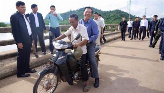 Đi xe máy "quên" mũ bảo hiểm, Thủ tướng Campuchia bị phạt 