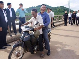 Đi xe máy "quên" mũ bảo hiểm, Thủ tướng Campuchia bị phạt