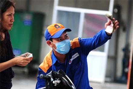 Giá xăng đẩy giá tiêu dùng tăng cao nhất 5 năm