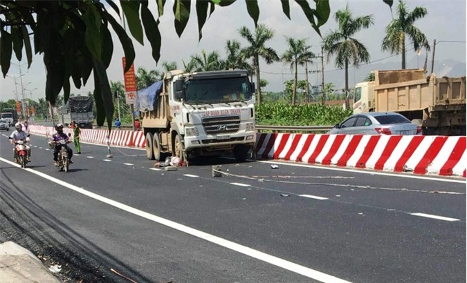 Sang đường thiếu quan sát, công nhân sơn đường chết thảm dưới bánh xe tải