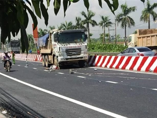 Sang đường thiếu quan sát, công nhân sơn đường chết thảm dưới bánh xe tải