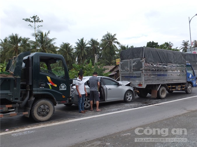 Tai nạn liên hoàn, xế hộp Chevrolet bị "dồn toa" bẹp dúm