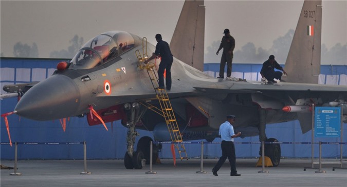 Ấn Độ bay trình diễn chiến đấu cơ Su-30MKI được trang bị tên lửa