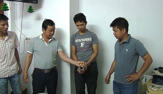 Bị siết cổ, cướp xe trong lúc đang ngồi tâm sự với bạn gái