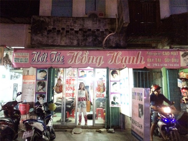 Hai tên cướp trói nữ chủ tiệm cắt tóc cướp vàng, xe máy giữa ban ngày