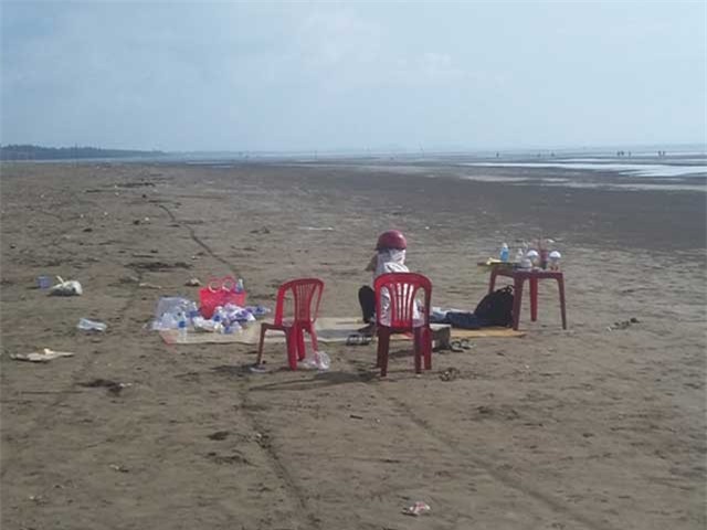 Người mẹ trẻ mất tích khi tắm biển cùng con