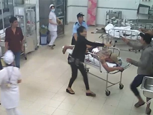 Xông vào bệnh viện chém người đang cấp cứu để trả thù cho bạn