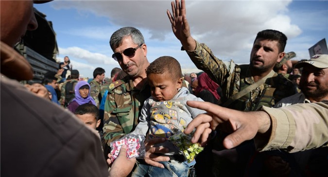 Bất chấp vòng vây của IS, máy bay Nga thả viện trợ nhân đạo xuống Syria