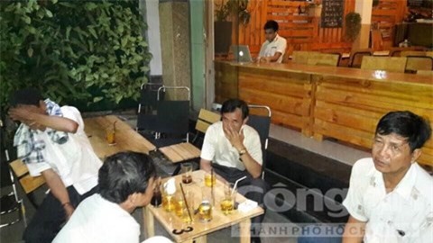 Bắt ổ nhóm chuyên móc túi khách quán cà phê ở Bình Dương