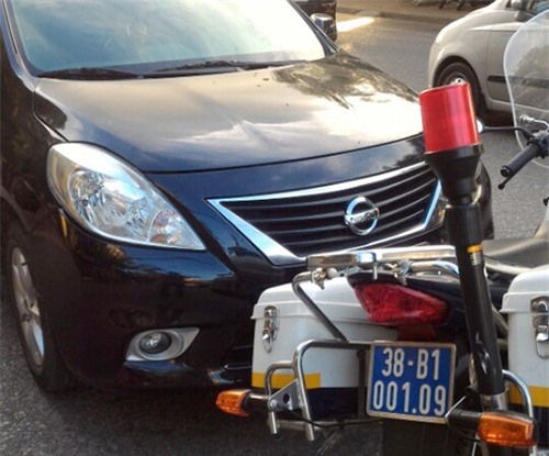 Bị kiểm tra giây tờ xe, tài xế hất cảnh sát lên nắp capô