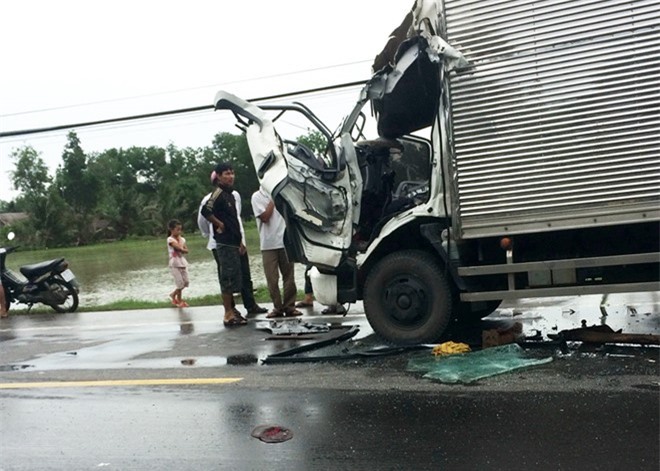 Hai xe tải đấu đầu, 1 tài xế tử vong mắc kẹt trong cabin