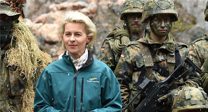 Nữ Bộ trưởng Quốc phòng Đức kêu gọi Nga công khai số lượng quân đội