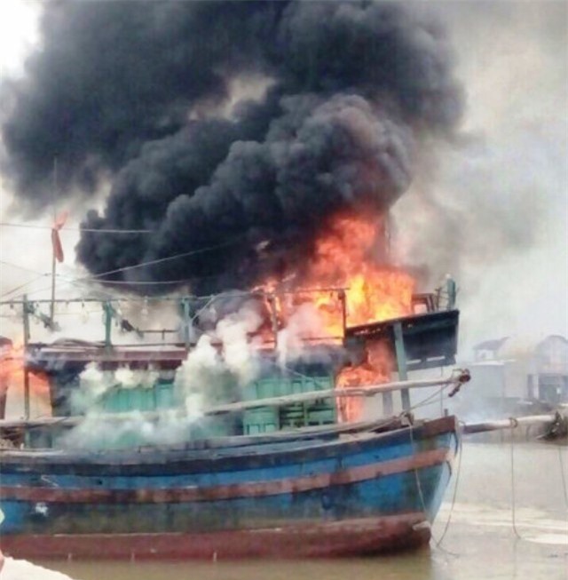 Tàu cá bạc tỷ bốc cháy dữ dội khi chuẩn bị ra khơi ở Nghệ An