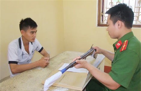 Chồng lấy súng ngắm bắn vào đầu vợ sau lời thách thức